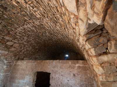 L�interno, in origine adibito probabilmente a stalla, � illuminato da una piccola fessura posta sotto un soffitto a volta